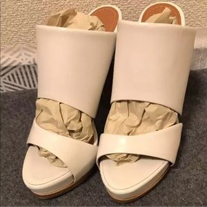 🌸CARRANO White sandals